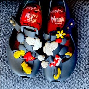 Size 7. My 3 year old wore them.